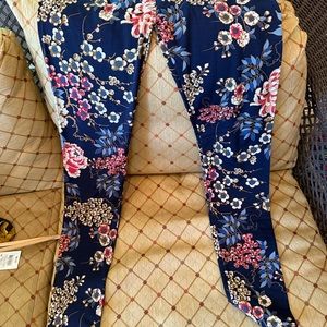 Floral leggings by street wear society size M new no tag